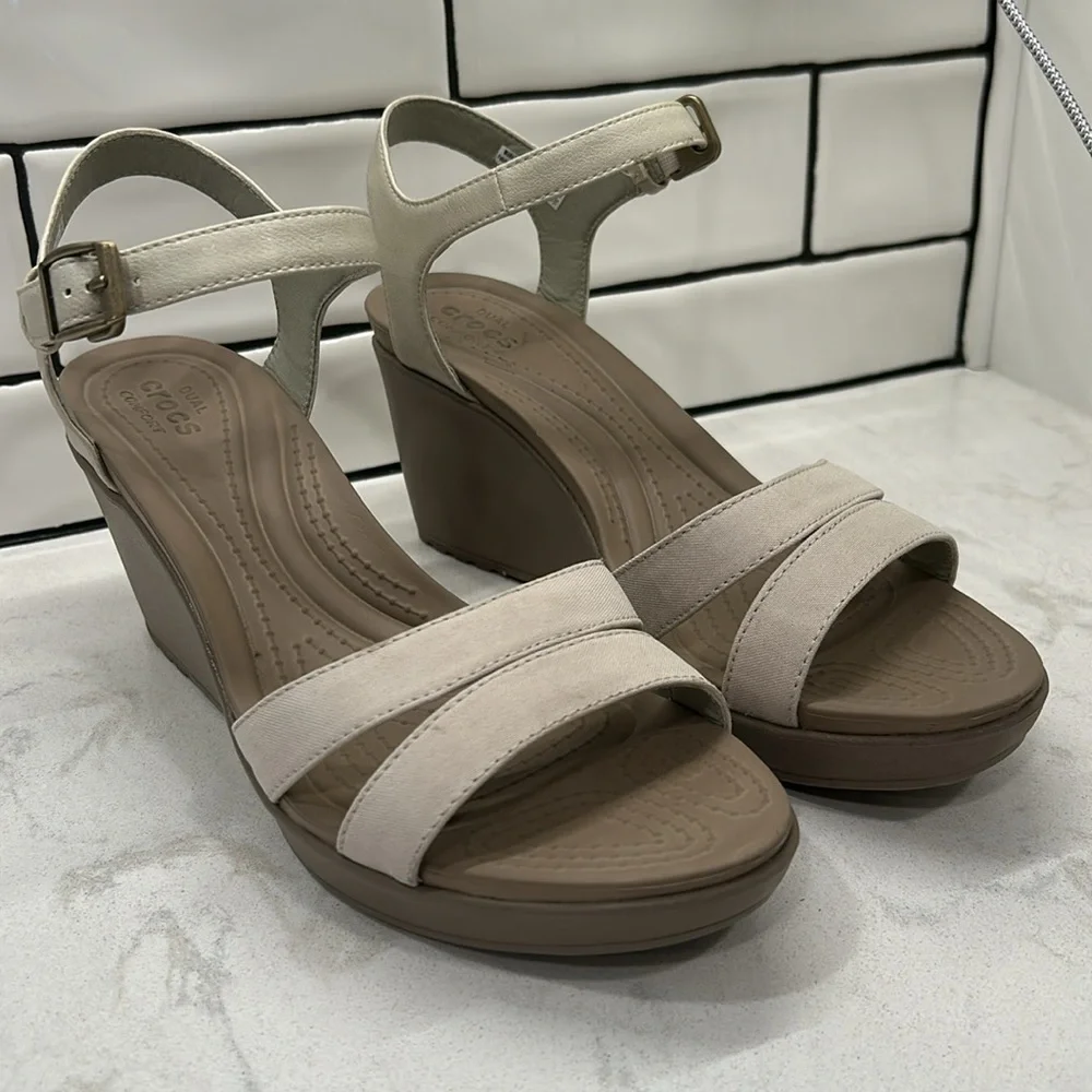 Crocs Womens Leigh II Ankle Strap Wedge Sandals Size 10 Light Beige